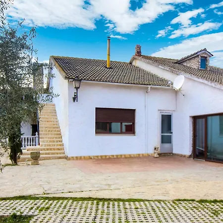 Villa In Villamuriel With Pool And Barbecue, Cleaning Included
