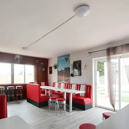 In Villamuriel With Pool And Barbecue, Cleaning Included